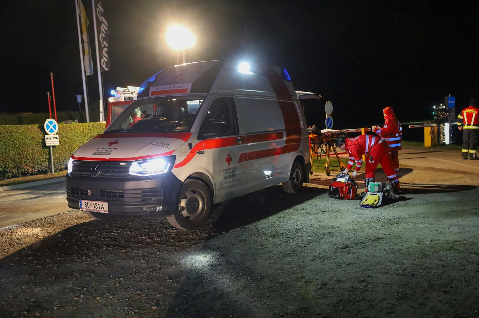 Ein dramatischer Großeinsatz hat sich in der Nacht auf Montag im Bereich der Schlögener Schlinge abgespielt, nachdem ein Schiffspassagier in die Donau gestürzt ist.