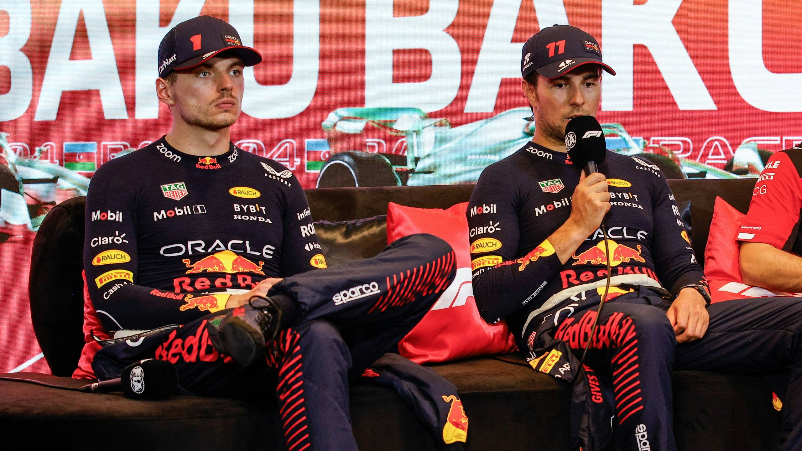 War schon besser gelaunt: Verstappen (l.) neben Sieger Perez.