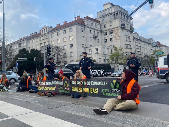 Klima-Kleber starten am Dienstag mit ihrer bisher größten Protestwelle in Wien. Die Blockaden sollen bis zu 4 Wochen lang andauern.