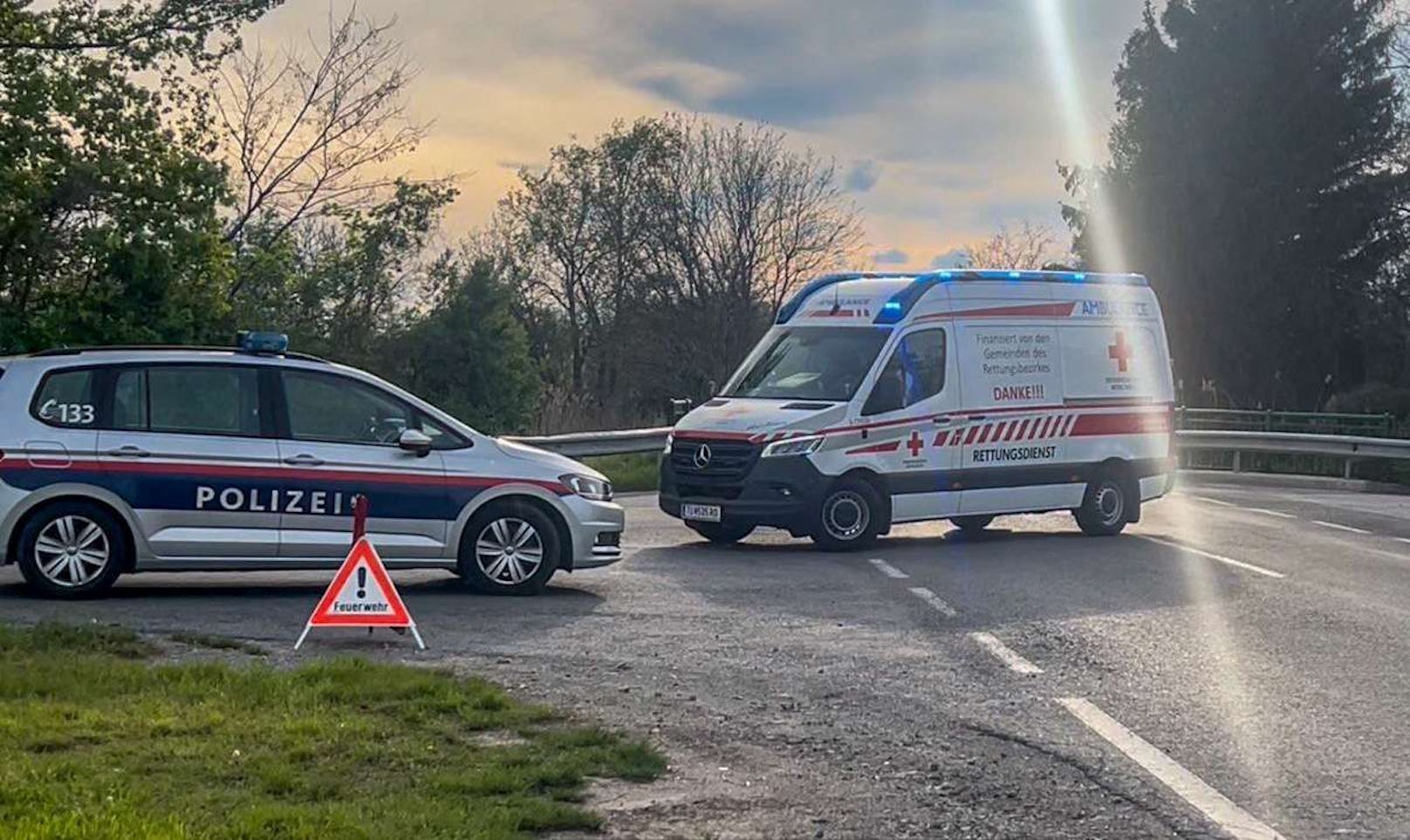 Tödlicher Unfall in Hof am Leithagebirge (NÖ) am 1. Mai: Bei einem Ausflug mit einem alten U.S. Army-Jeep kam es zum Überschlag. Eine Person wurde dabei getötet, drei Erwachsene und ein Kind (8) zum Teil schwer verletzt.