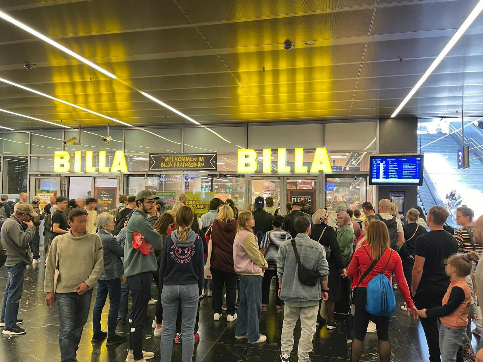 Am Feiertag deckten sich hunderte Wiener in dem Supermarkt mit Lebensmitteln ein.