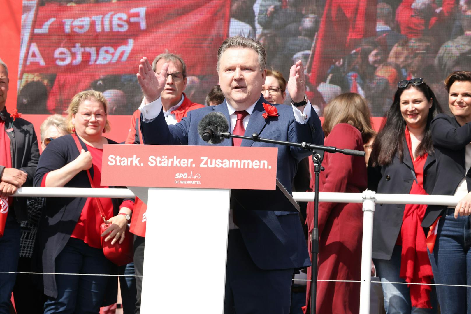 Bei seiner traditionellen Rede am 1. Mai sprach Wiens Bürgermeister <a data-li-document-ref="100267672" href="https://www.heute.at/s/fpoe-anfrage-an-ludwig-unisex-wcs-fuers-rathaus-100267672">Michael Ludwig</a> an die Genossen. Dabei kam es auch zu einem unüblichen Versprecher.