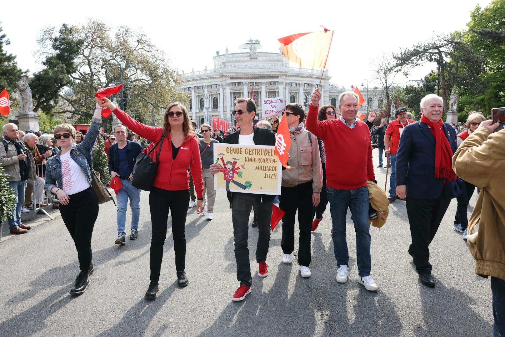 Bei seiner traditionellen Rede am 1. Mai sprach Wiens Bürgermeister <a data-li-document-ref="100267672" href="https://www.heute.at/s/fpoe-anfrage-an-ludwig-unisex-wcs-fuers-rathaus-100267672">Michael Ludwig</a> an die Genossen. Dabei kam es auch zu einem unüblichen Versprecher.