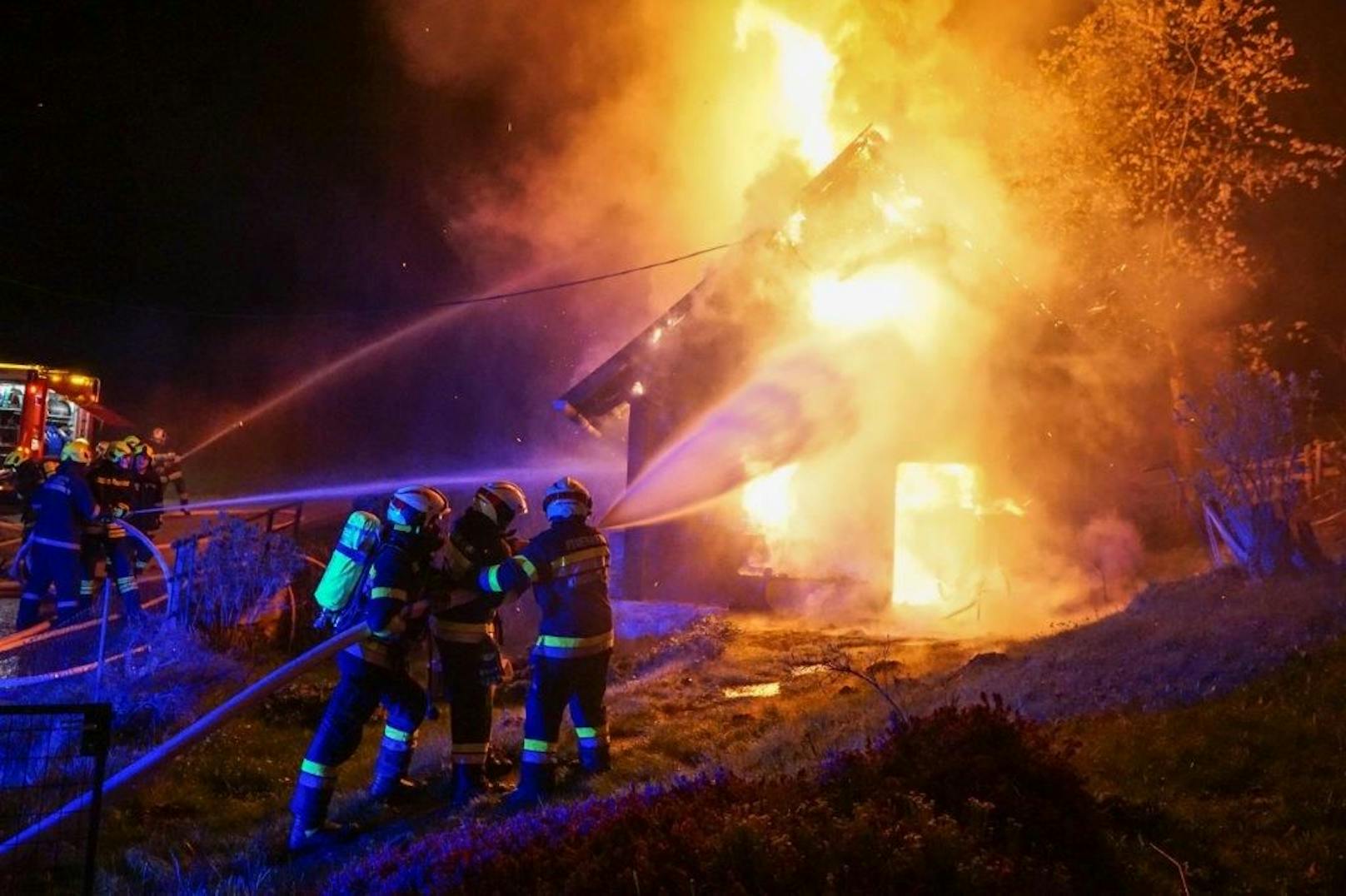 Wohnhausbrand in Kirchberg am Wechsel – 84 jährige entkommt knapp dem Flammentod!