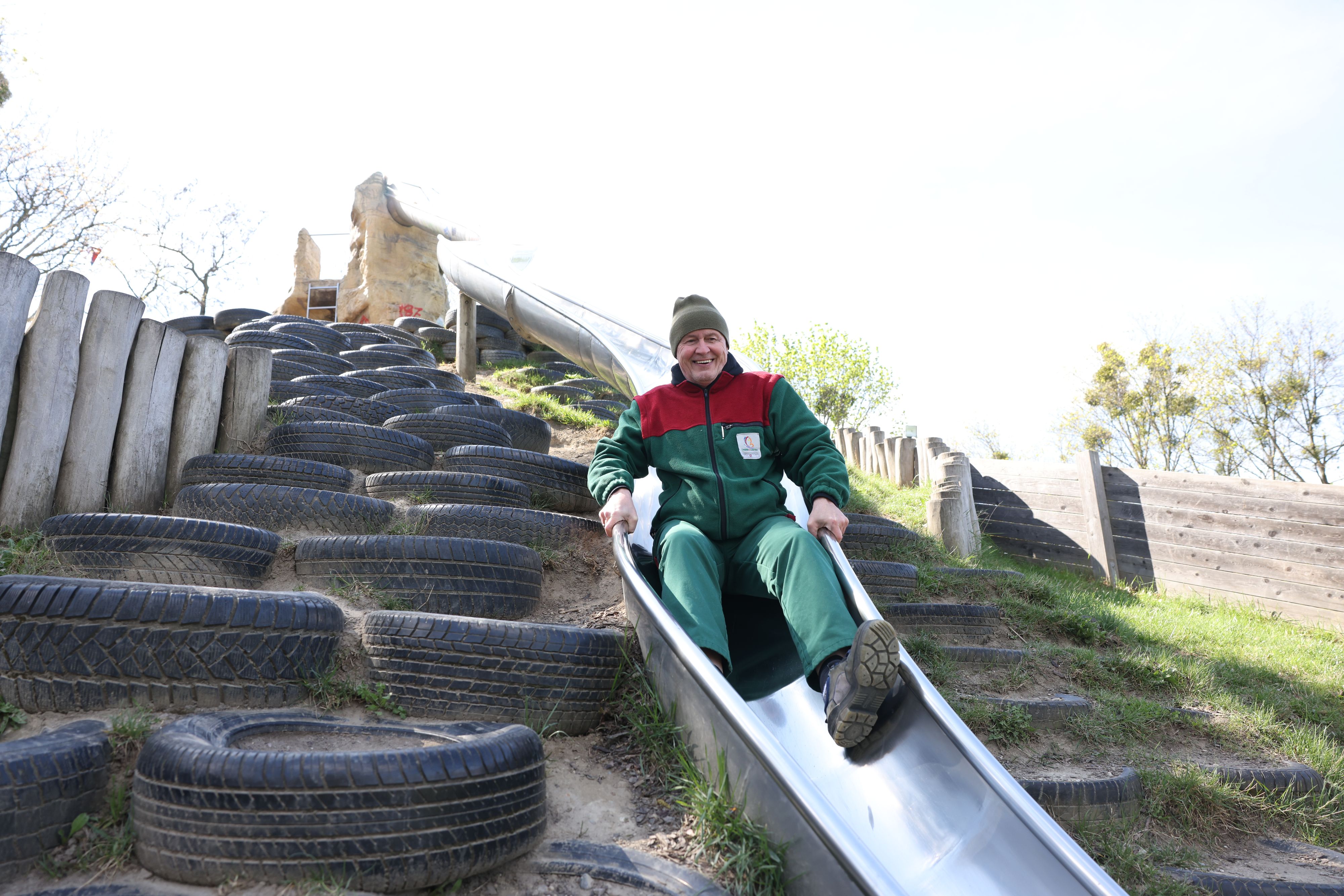 Als Spielplatzprüfer bei den Wiener Stadtgärten sorgt Thomas Ackermann (58) dafür, dass Klein und Groß sicher spielen können.