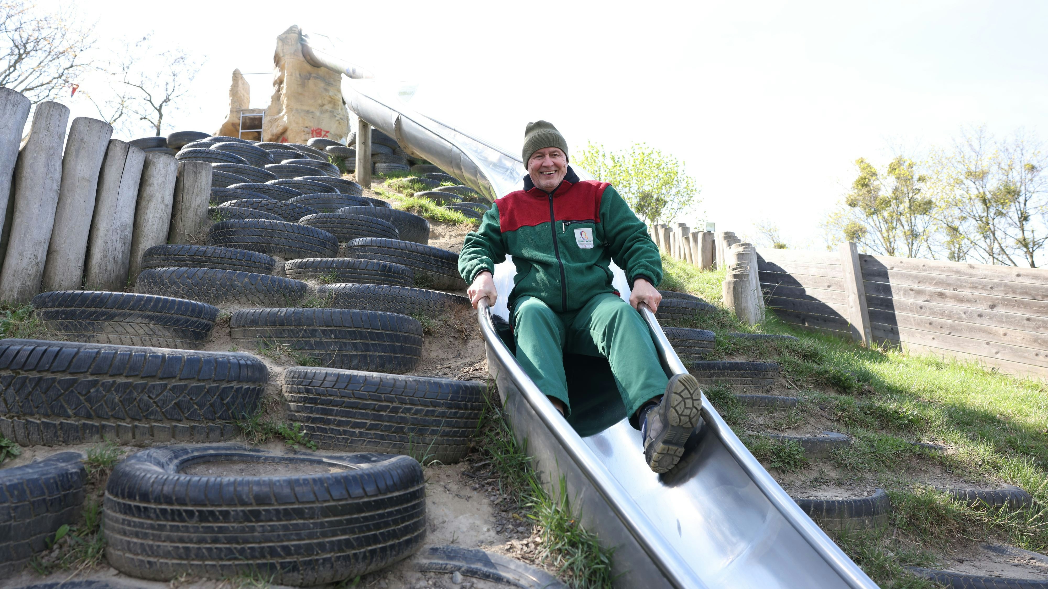 Als Spielplatzprüfer bei den Wiener Stadtgärten sorgt Thomas Ackermann (58) dafür, dass Klein und Groß sicher spielen können.