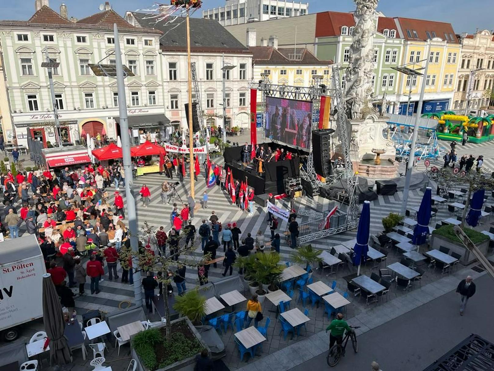 Am Rathausplatz hielten dann die Genossen in höheren Ämtern Reden.