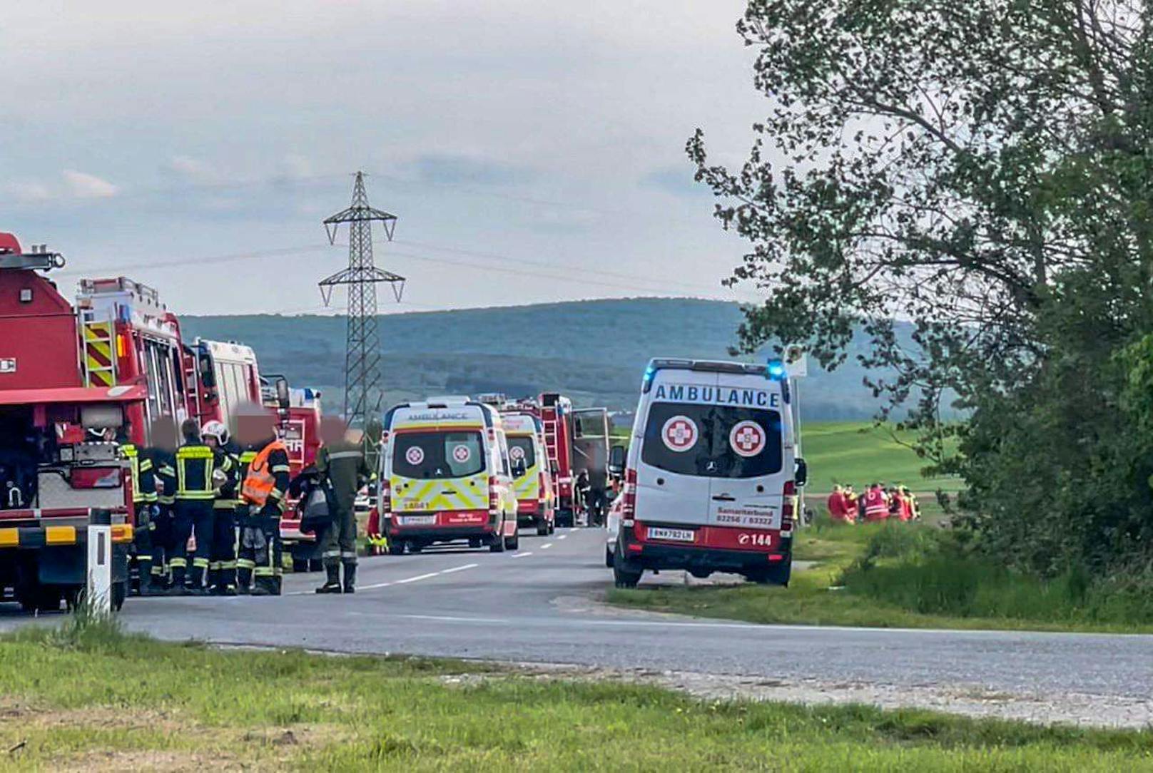 Tödlicher Unfall in Hof am Leithagebirge (NÖ) am 1. Mai: Bei einem Ausflug mit einem alten U.S. Army-Jeep kam es zum Überschlag. Eine Person wurde dabei getötet, drei Erwachsene und ein Kind (8) zum Teil schwer verletzt.