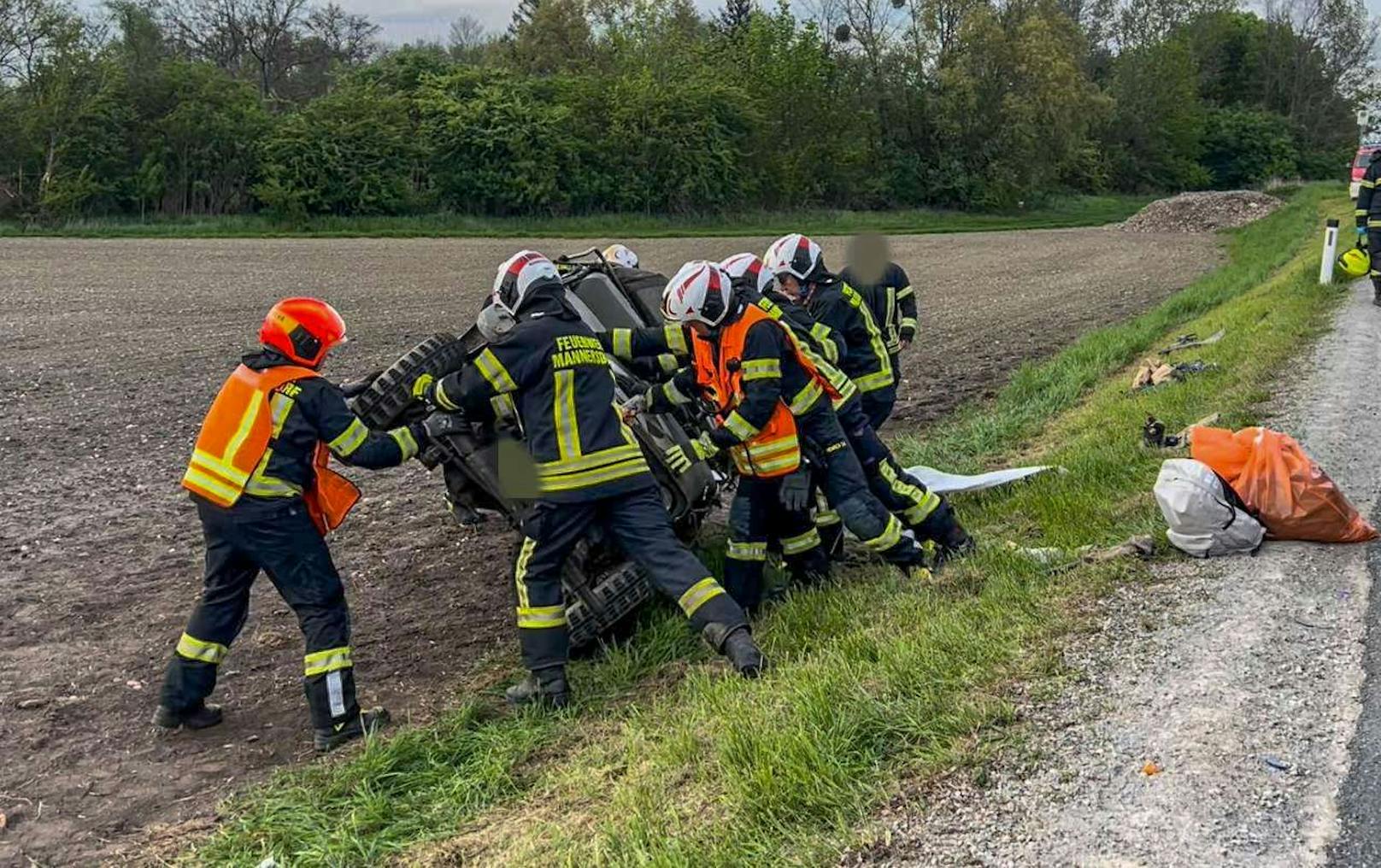 Tödlicher Unfall in Hof am Leithagebirge (NÖ) am 1. Mai: Bei einem Ausflug mit einem alten U.S. Army-Jeep kam es zum Überschlag. Eine Person wurde dabei getötet, drei Erwachsene und ein Kind (8) zum Teil schwer verletzt.