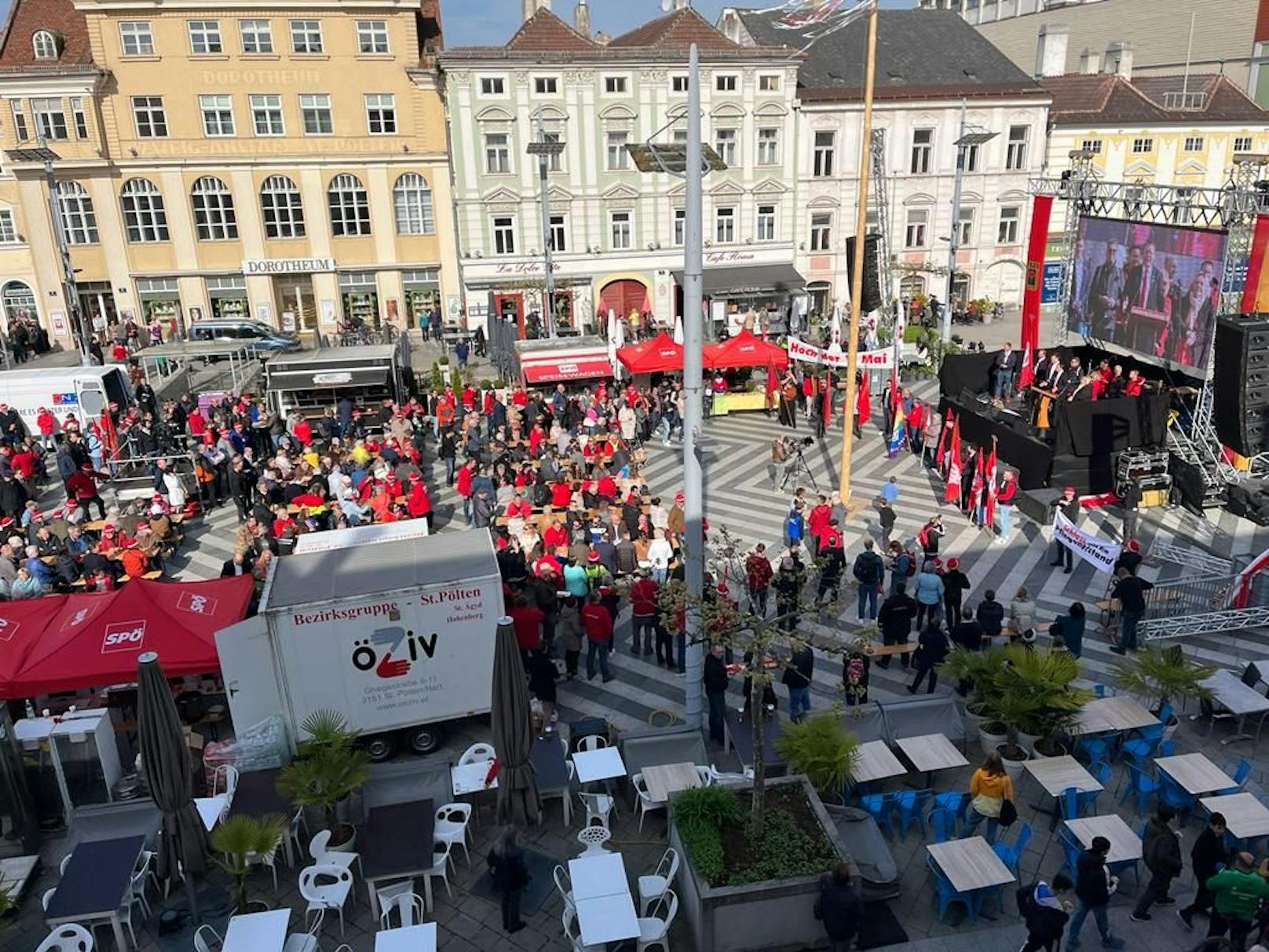 Am Rathausplatz hielten dann die Genossen in höheren Ämtern Reden.