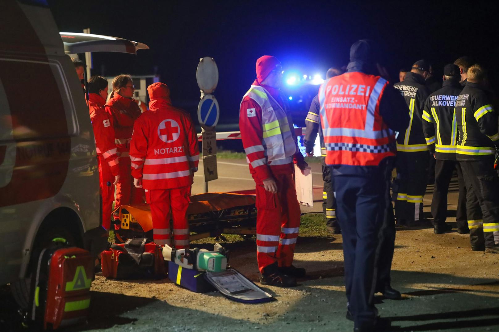 Ein dramatischer Großeinsatz hat sich in der Nacht auf Montag im Bereich der Schlögener Schlinge abgespielt, nachdem ein Schiffspassagier in die Donau gestürzt ist.