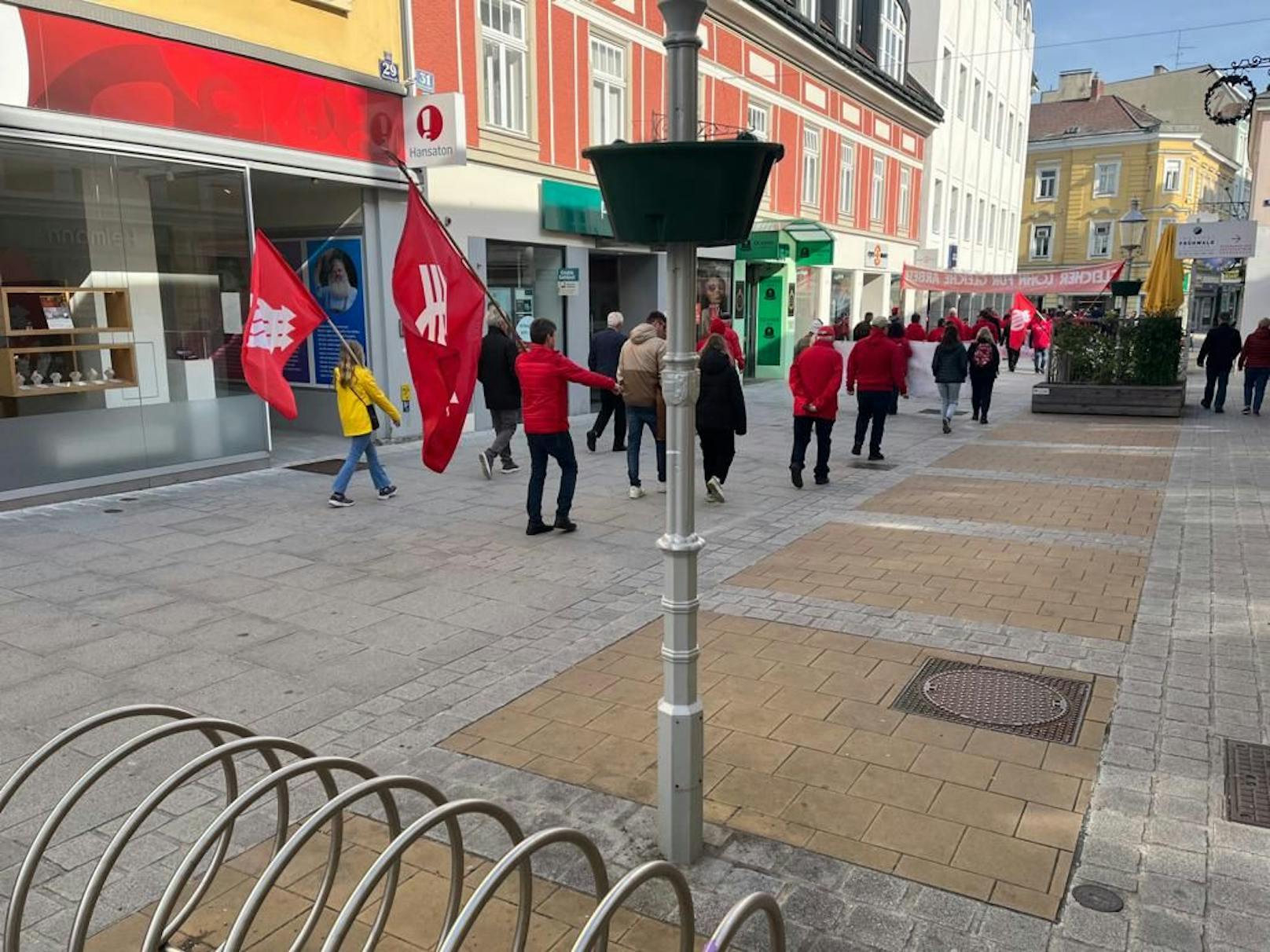 Durch die Fuzo in St. Pölten ging es am Morgen des 1. Mai auf den Rathausplatz