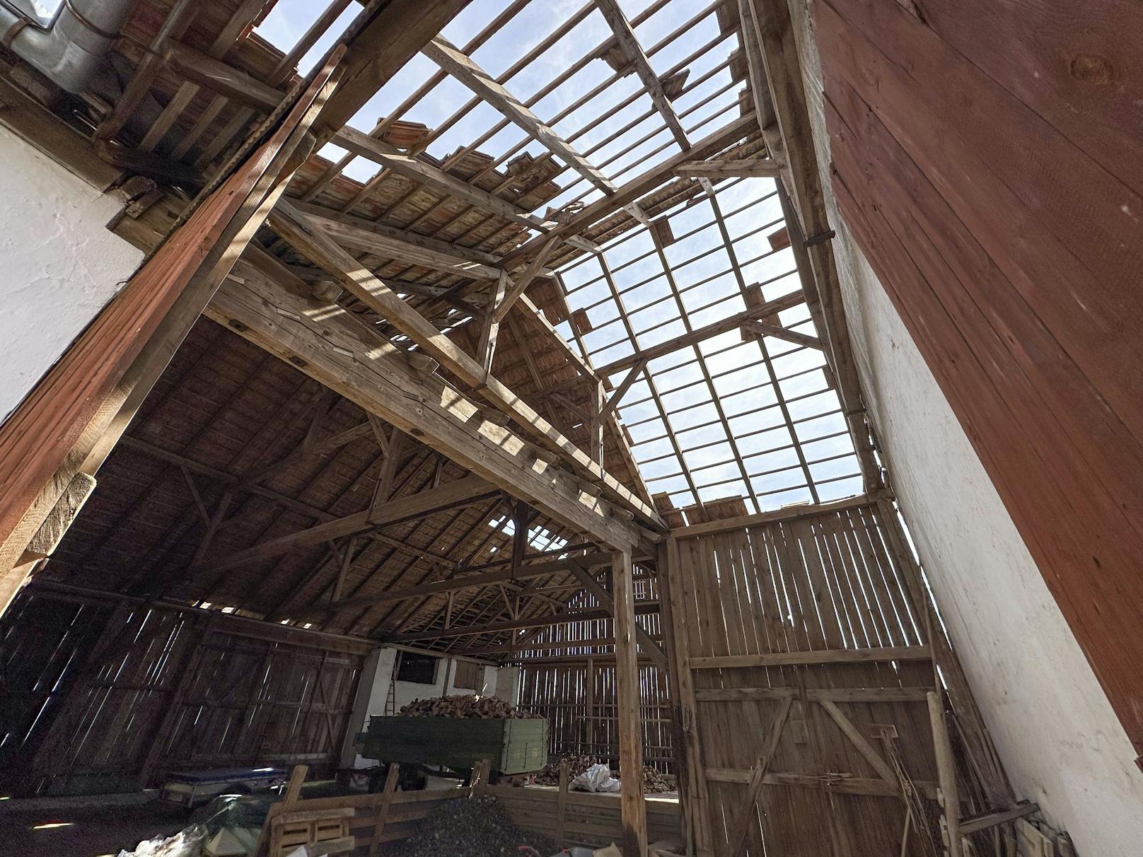 Noch schlimmer habe es eine Nachbarin erwischt: "Das halbe Hausdach wurde abgetragen. Dachziegel haben Fenster eingeschossen".