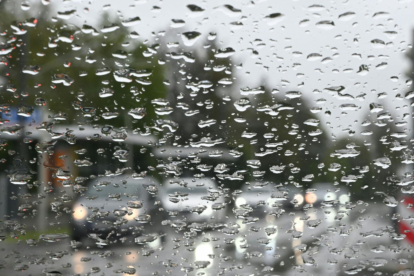 Der Dienstag bringt teils kräftige Regenschauer in viele Teile des Landes.