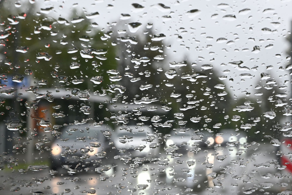 Der Dienstag bringt teils kräftige Regenschauer in viele Teile des Landes.