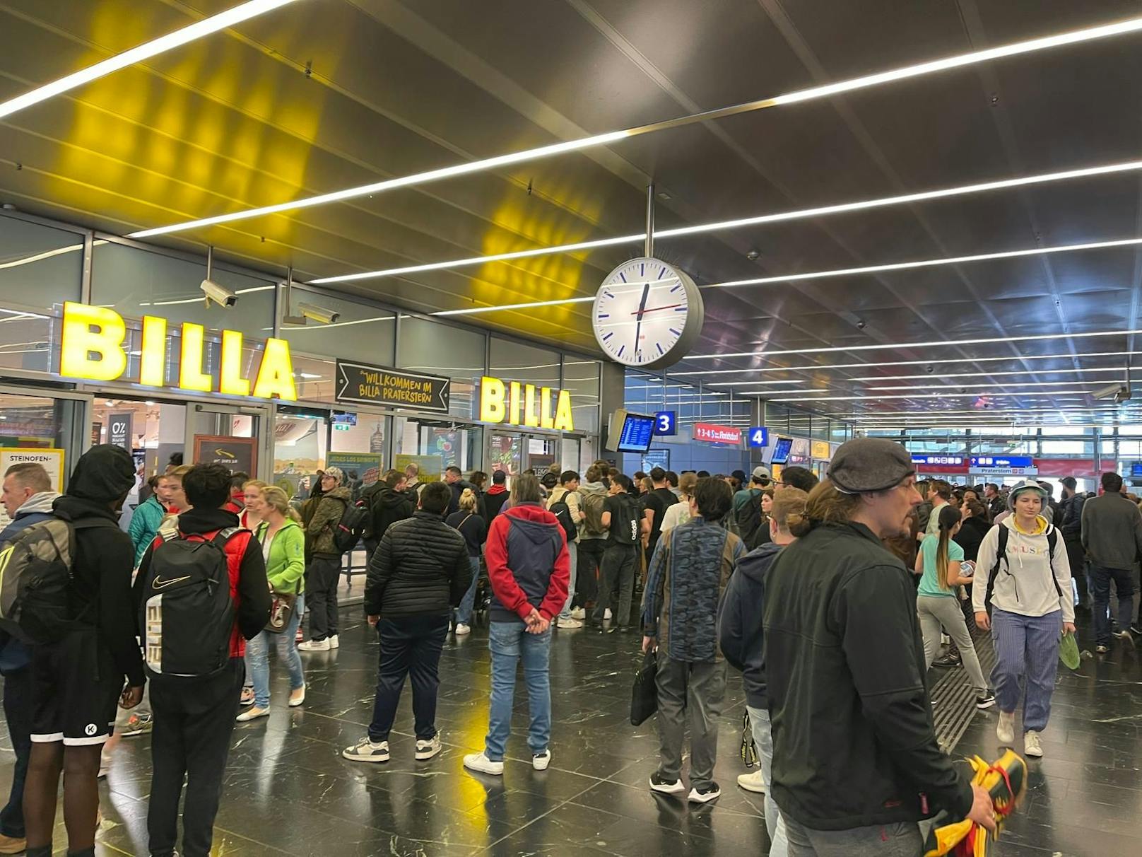 Immer wieder kommt es an Feiertagen zum Run auf den Praterstern-Billa.