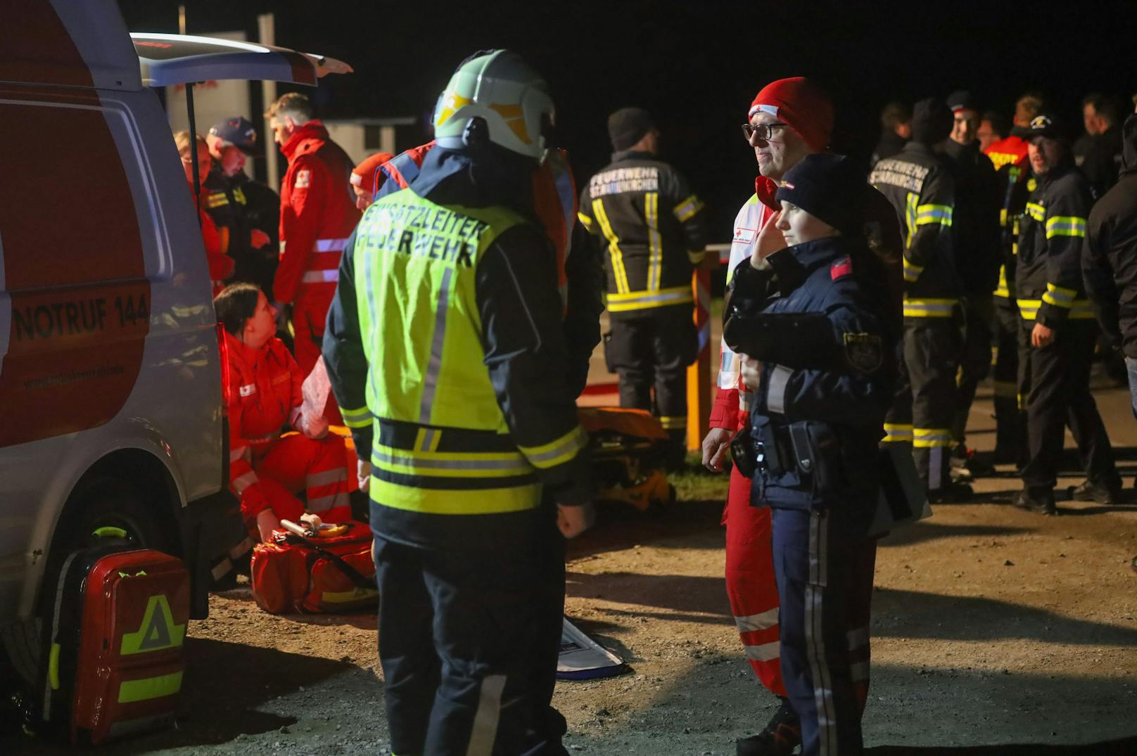 Ein dramatischer Großeinsatz hat sich in der Nacht auf Montag im Bereich der Schlögener Schlinge abgespielt, nachdem ein Schiffspassagier in die Donau gestürzt ist.