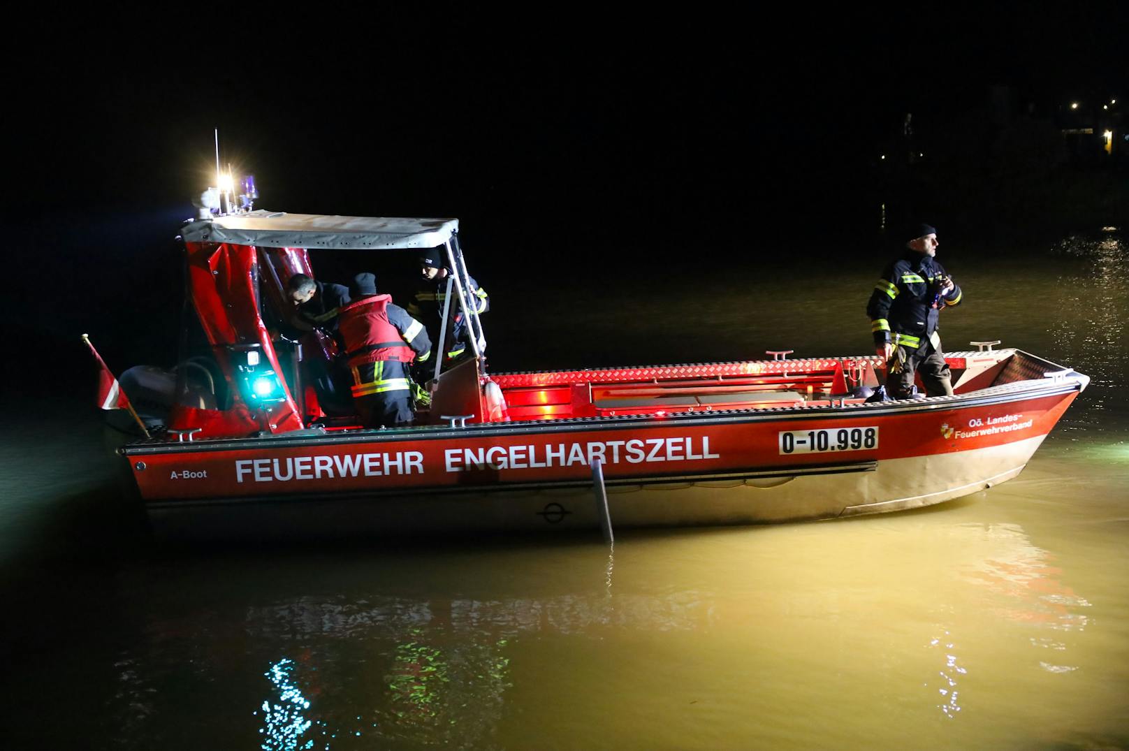 Ein dramatischer Großeinsatz hat sich in der Nacht auf Montag im Bereich der Schlögener Schlinge abgespielt, nachdem ein Schiffspassagier in die Donau gestürzt ist.