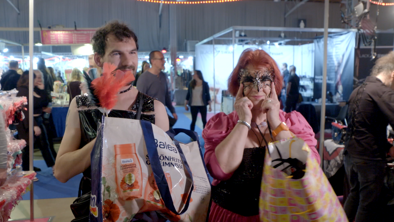 Die 62-Jährige mit ihrem Sohn auf der Messe in Wien.