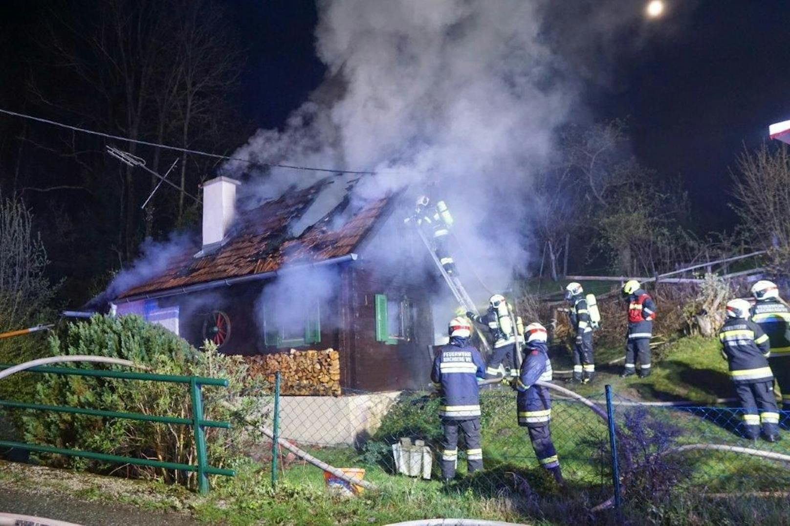 Wohnhausbrand in Kirchberg am Wechsel – 84 jährige entkommt knapp dem Flammentod!