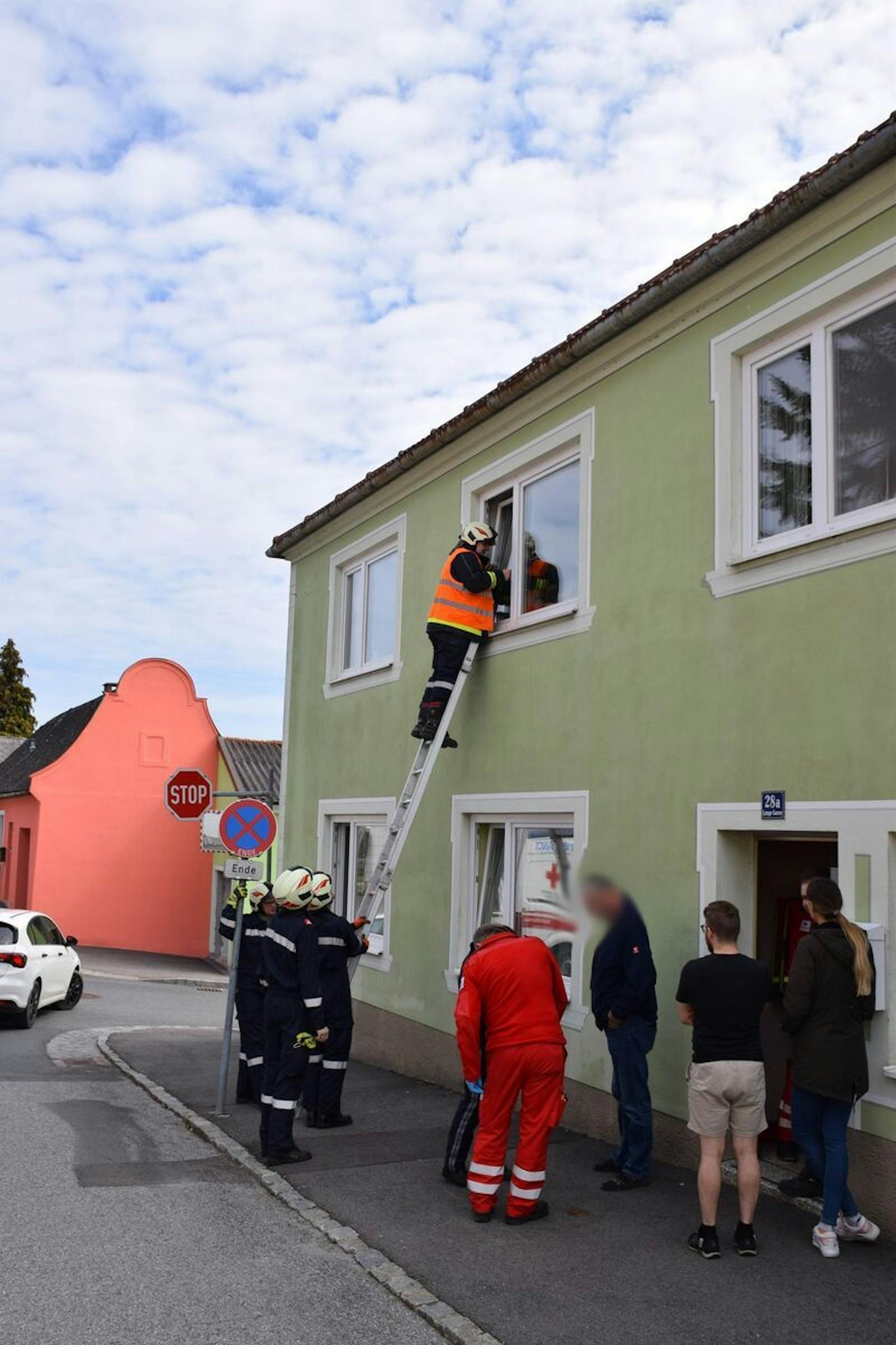 Einsatzkräfte beim Einstieg in eine Wohnung in Groß-Siegharts