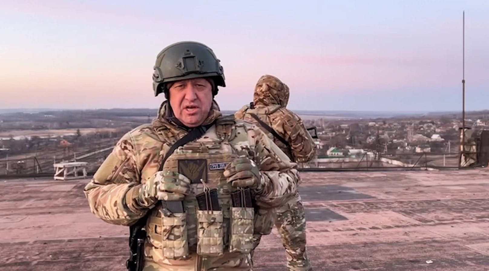 Der Chef der Söldnergruppe Wagner spricht seinerseits seit drei Tagen von einem Rückzug russischer Soldaten vor Angriffen ukrainischer Truppen an den Flanken der Stadt Bachmut.