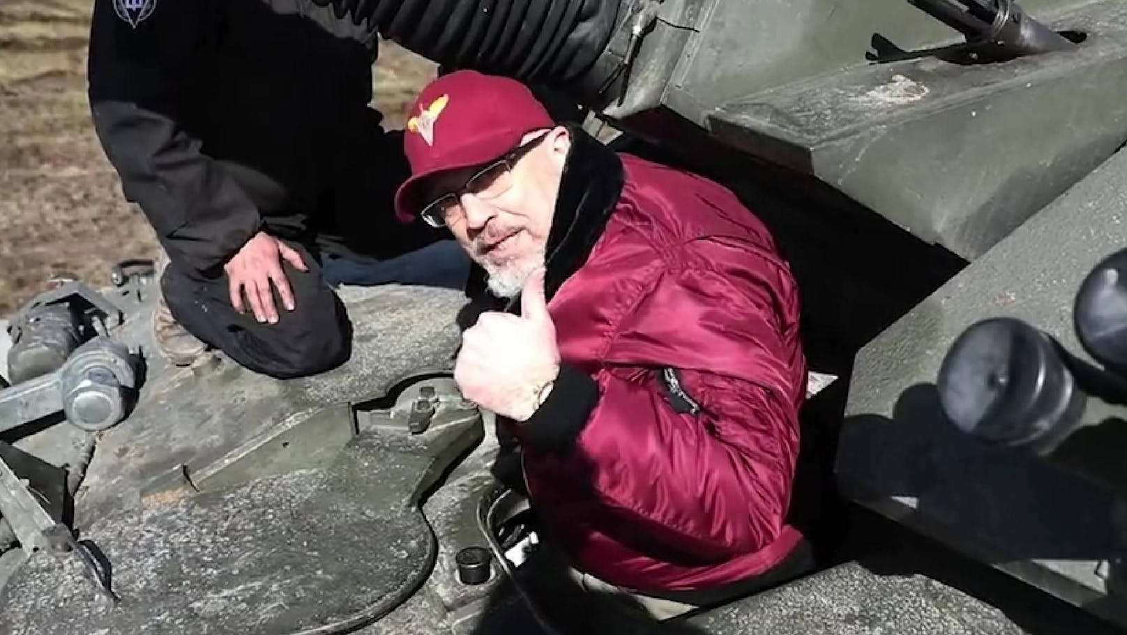 Der ukrainische Verteidigungsminister Oleksij Resnikow in einem britischen "Challenger 2"-Kampfpanzer.