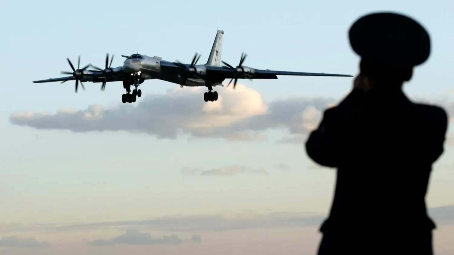 Langstreckenbomber Tu-95 in der Nähe des Militärplatzes Engels.