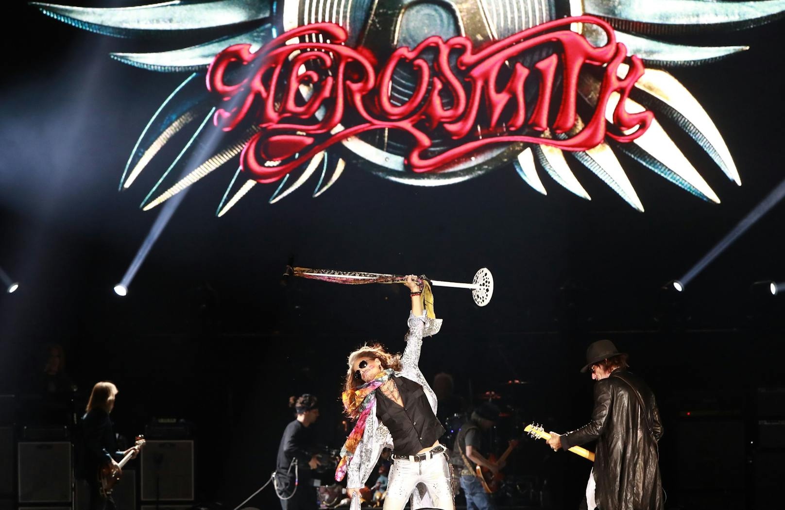 Weltweit haben <strong>Aerosmith</strong> bislang über 150 Millionen Tonträger verkauft und gehört damit zu den erfolgreichsten Rock-Bands der USA.