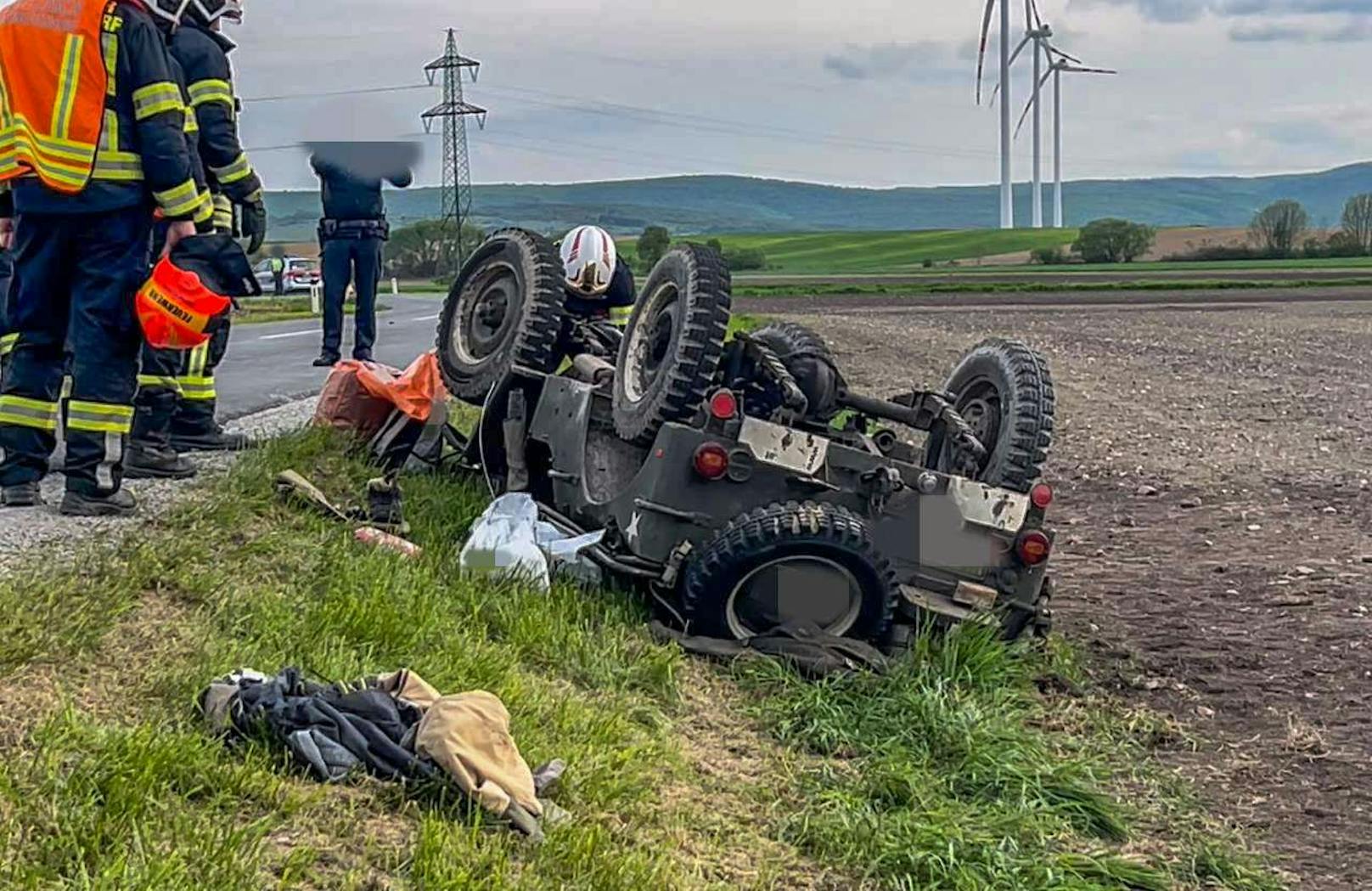Tödlicher Unfall in Hof am Leithagebirge (NÖ) am 1. Mai: Bei einem Ausflug mit einem alten U.S. Army-Jeep kam es zum Überschlag. Eine Person wurde dabei getötet, drei Erwachsene und ein Kind (8) zum Teil schwer verletzt.