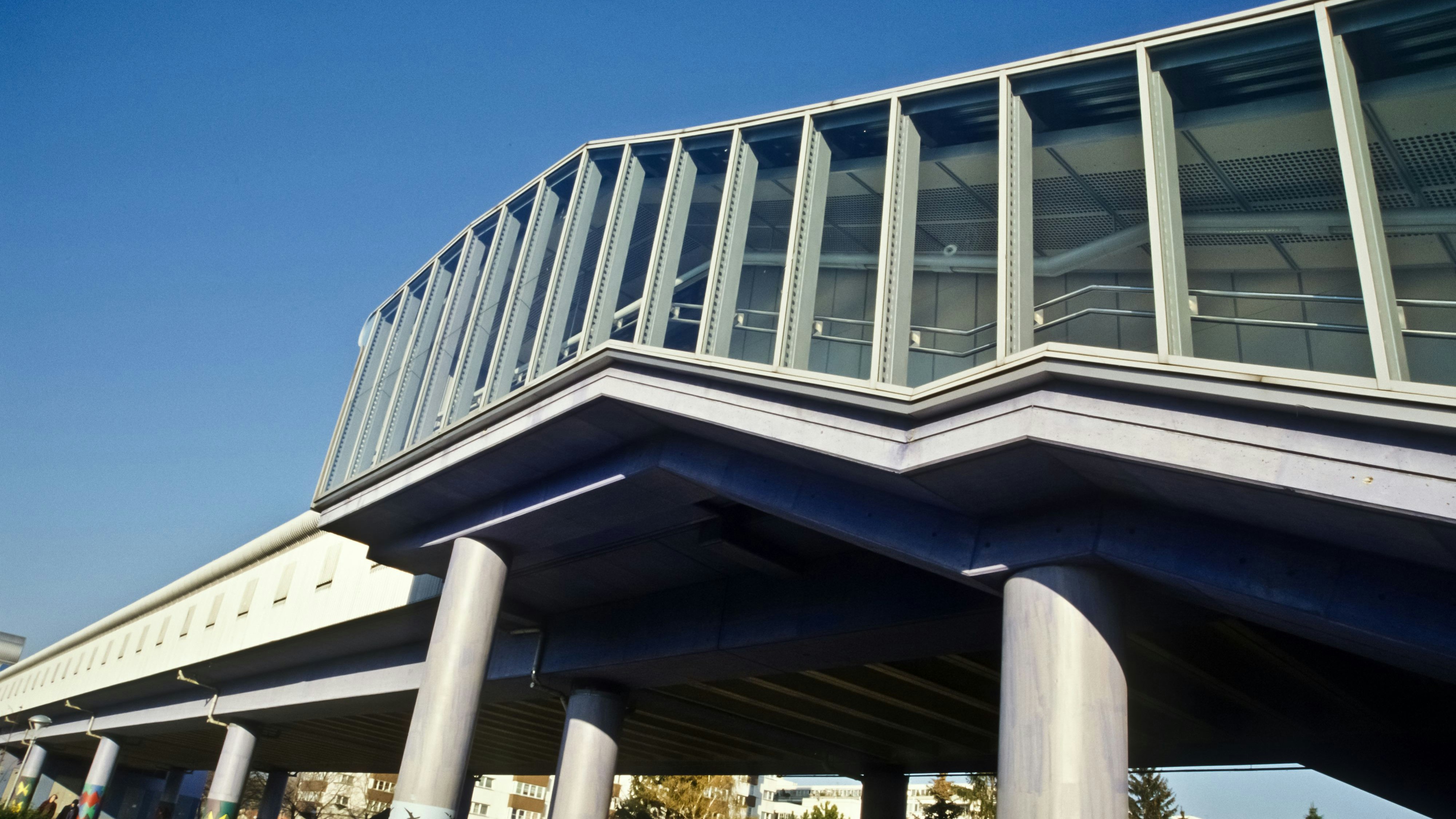 Download von www.picturedesk.com am 01.05.2023 (10:58).  Wien, U-Bahn-Linie U6, Station Schöpfwerk von Johann Georg Gsteu - 20101017_PD14640 - Rechteinfo: Rights Managed (RM)