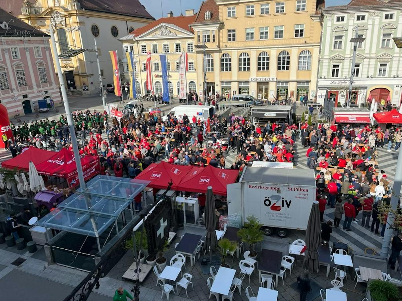 Gut besucht: Der Rathausplatz in St. Pölten am 1. Mai