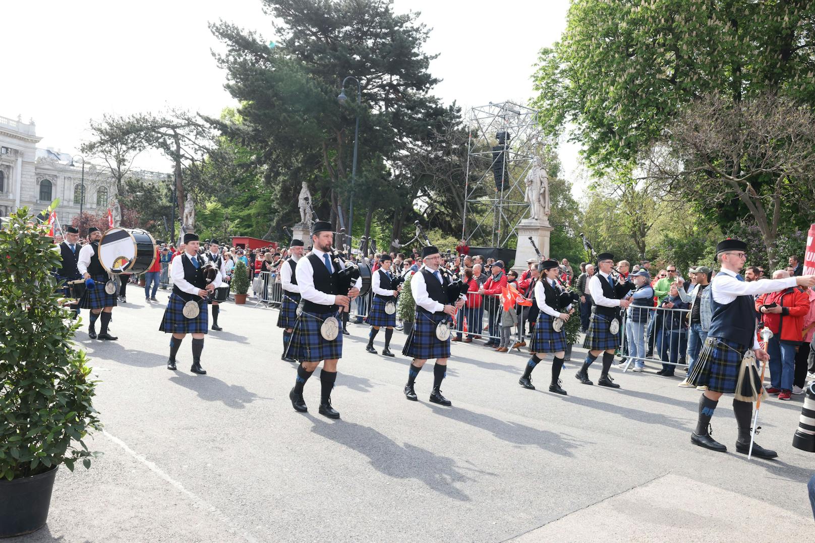 Bei seiner traditionellen Rede am 1. Mai sprach Wiens Bürgermeister <a data-li-document-ref="100267672" href="https://www.heute.at/s/fpoe-anfrage-an-ludwig-unisex-wcs-fuers-rathaus-100267672">Michael Ludwig</a> an die Genossen. Dabei kam es auch zu einem unüblichen Versprecher.