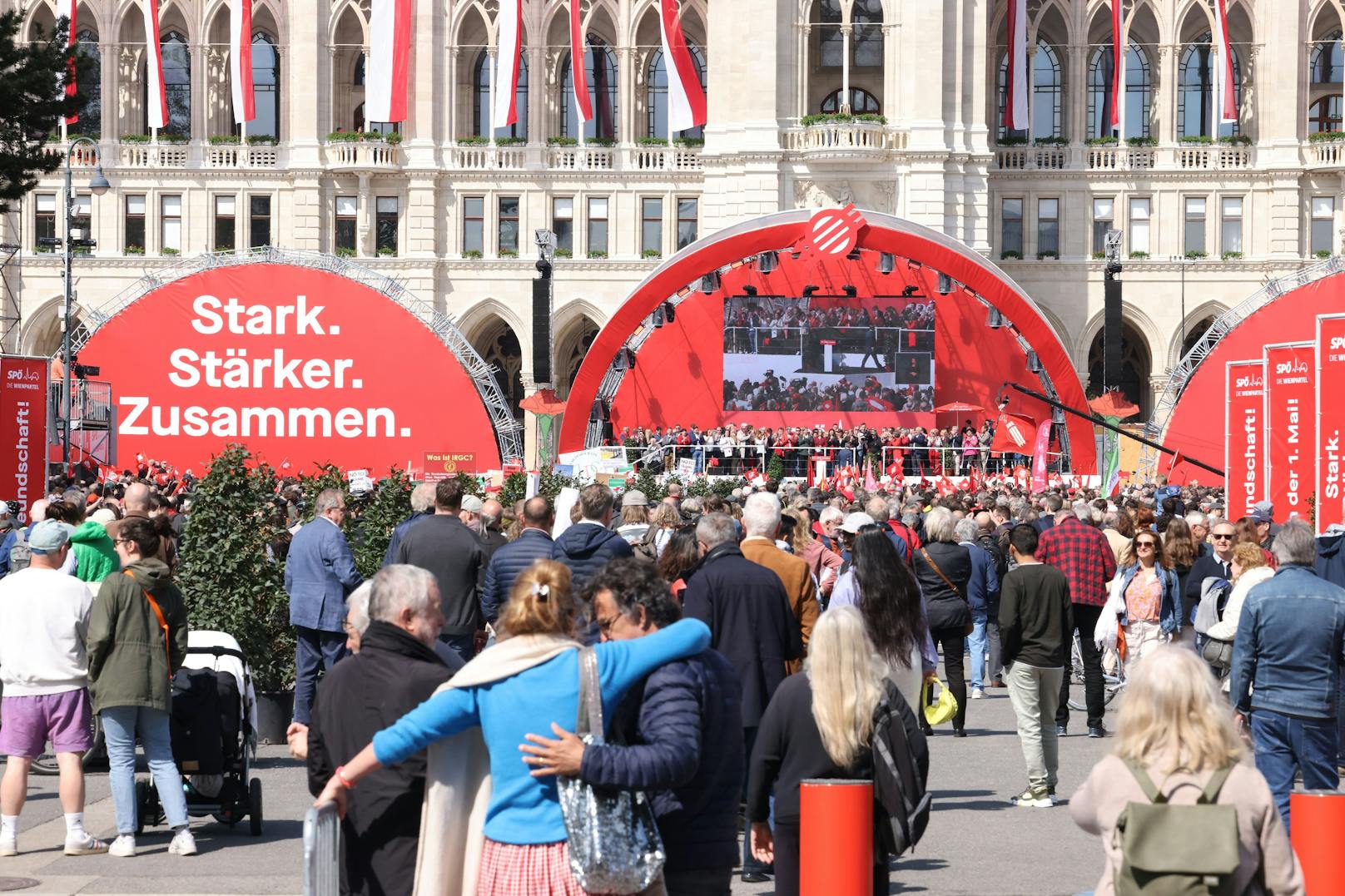 Bei seiner traditionellen Rede am 1. Mai sprach Wiens Bürgermeister <a data-li-document-ref="100267672" href="https://www.heute.at/s/fpoe-anfrage-an-ludwig-unisex-wcs-fuers-rathaus-100267672">Michael Ludwig</a> an die Genossen. Dabei kam es auch zu einem unüblichen Versprecher.