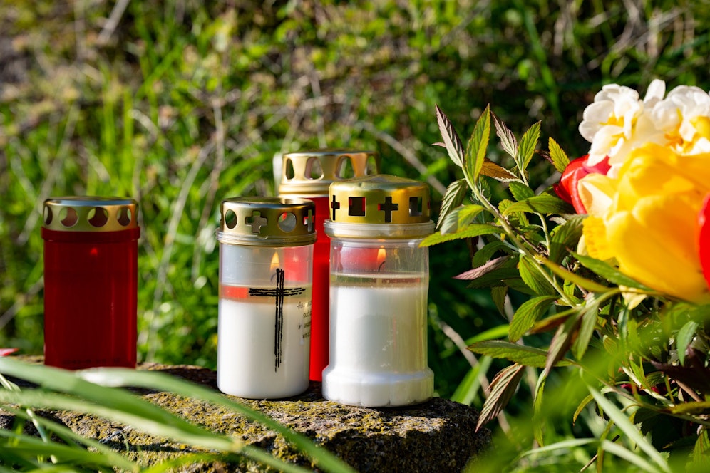 An der Unfallstelle wurden Kerzen für den Familienvater aufgestellt.