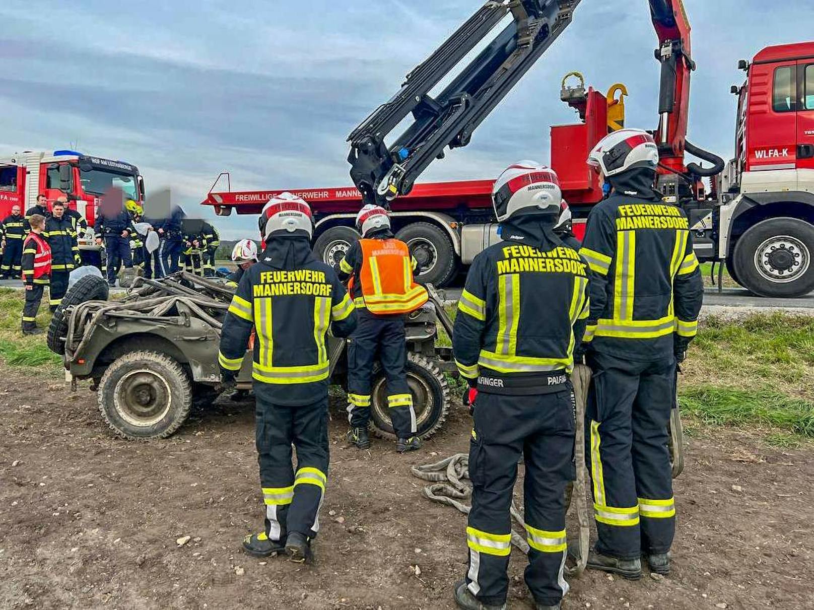 Tödlicher Unfall in Hof am Leithagebirge (NÖ) am 1. Mai: Bei einem Ausflug mit einem alten U.S. Army-Jeep kam es zum Überschlag. Eine Person wurde dabei getötet, drei Erwachsene und ein Kind (8) zum Teil schwer verletzt.