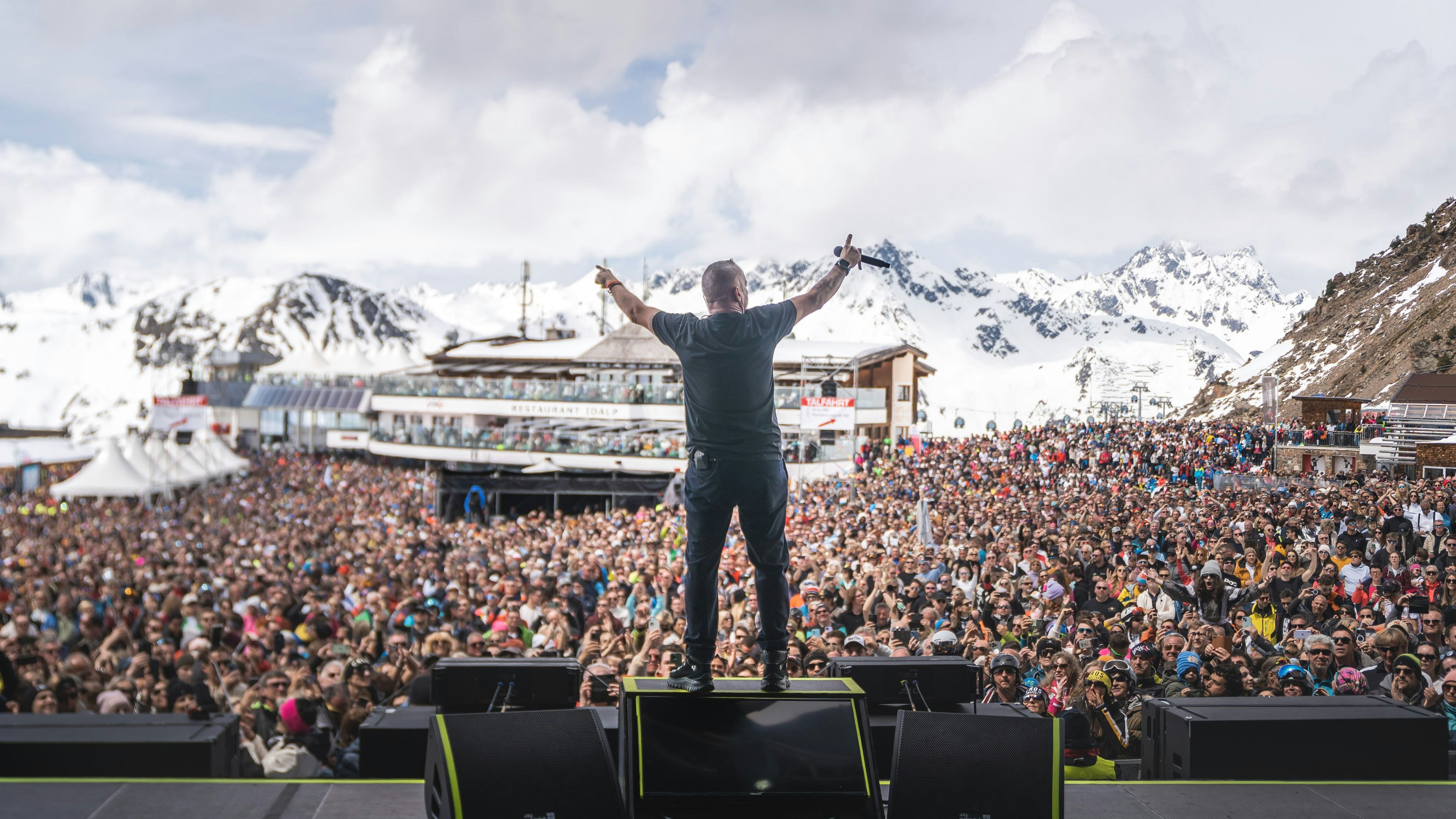 Eros Ramazzotti verzauberte beim ãTop of the Mountain Closing ConcertÓ in Ischgl auf der Idalp knapp 20.000 Wintersportler mit seiner unverwechselbaren Schmusestimme.