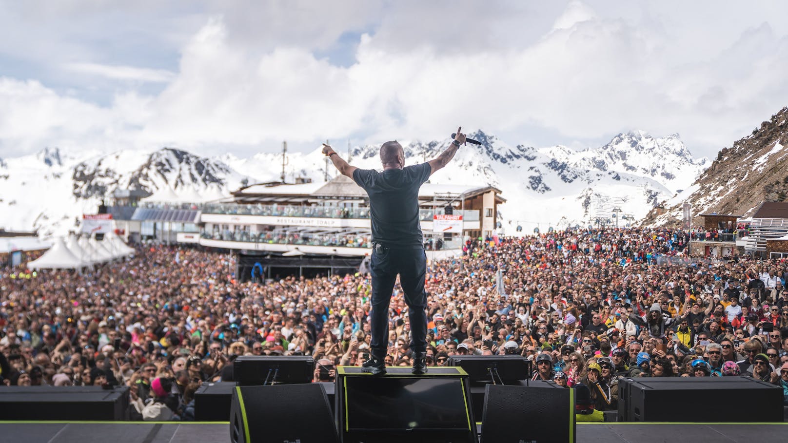 <strong>Eros Ramazzotti</strong> verzauberte beim "Top of the Mountain Closing Concert" in Ischgl auf der Idalp knapp 20.000 Wintersportler mit seiner unverwechselbaren Schmusestimme.