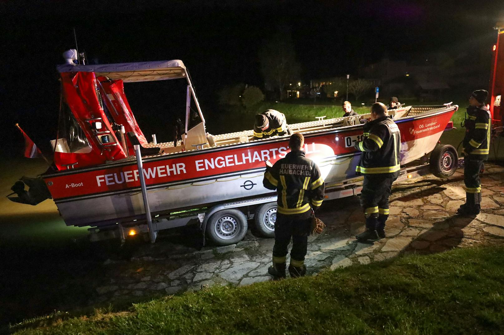 Ein dramatischer Großeinsatz hat sich in der Nacht auf Montag im Bereich der Schlögener Schlinge abgespielt, nachdem ein Schiffspassagier in die Donau gestürzt ist.