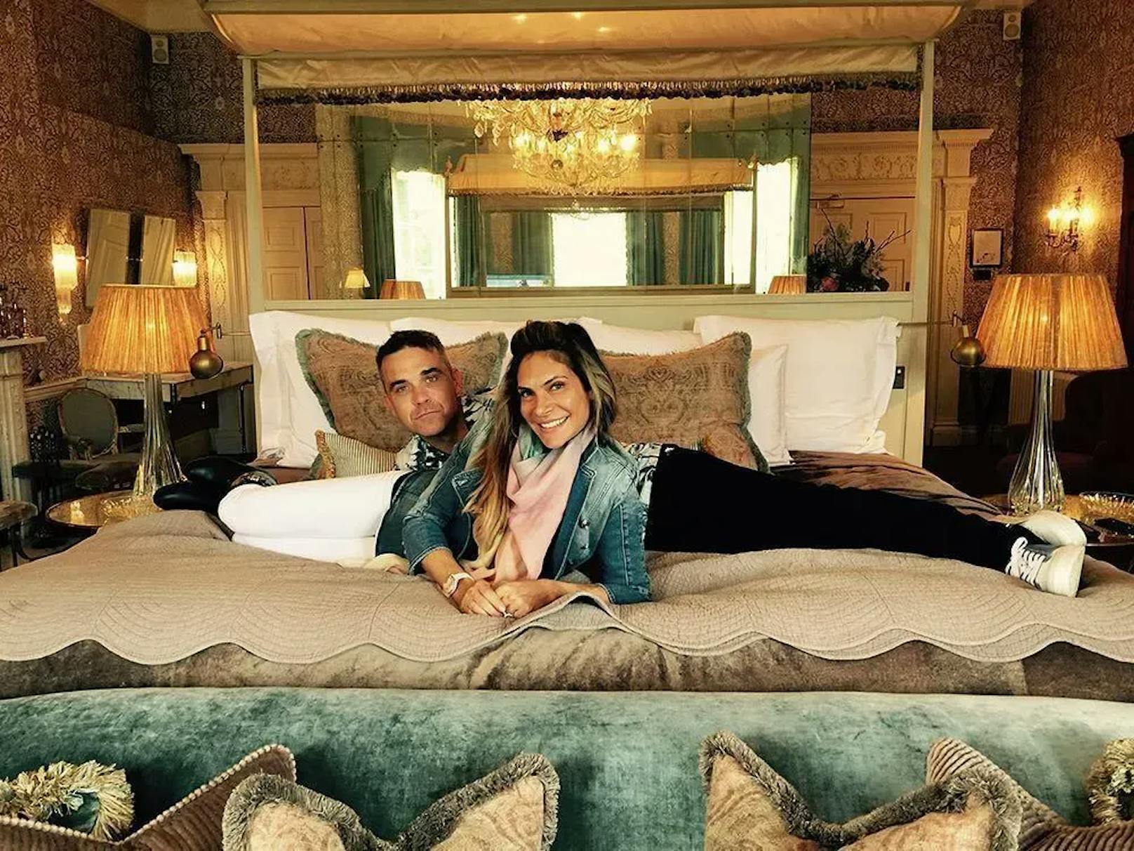 Bei Robbie Williams und seiner Ehefrau Ayda Field bleiben die Kleider im Bett derzeit an. Die beiden offenbarten, dass es zwischen ihnen seit einiger Zeit eine Sexflaute gibt.