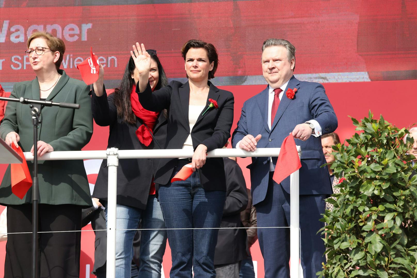 Bei seiner traditionellen Rede am 1. Mai sprach Wiens Bürgermeister <a data-li-document-ref="100267672" href="https://www.heute.at/s/fpoe-anfrage-an-ludwig-unisex-wcs-fuers-rathaus-100267672">Michael Ludwig</a> an die Genossen. Dabei kam es auch zu einem unüblichen Versprecher.