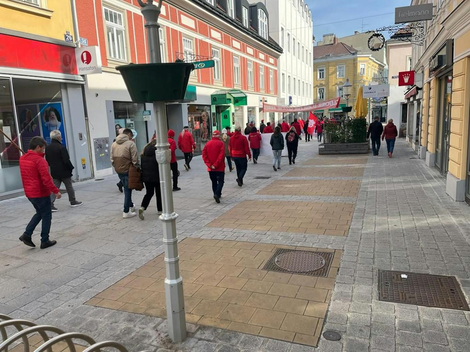 Durch die Fuzo in St. Pölten ging es am Morgen des 1. Mai auf den Rathausplatz