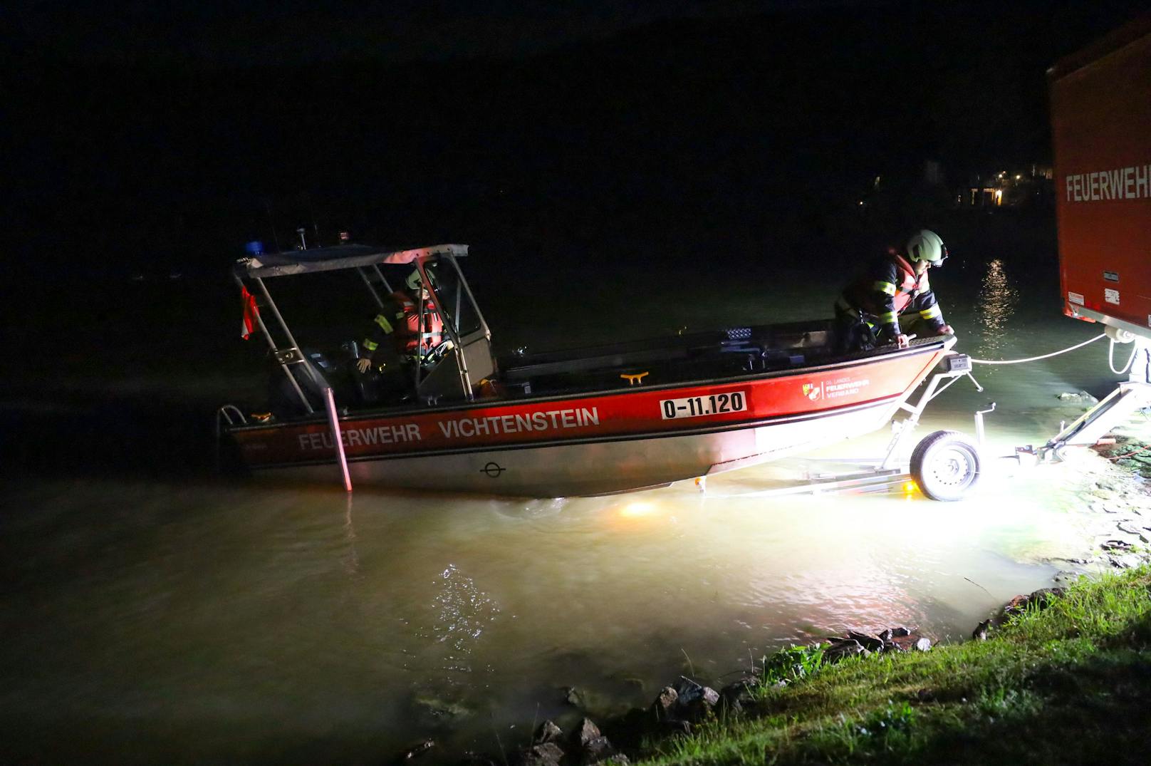 Ein dramatischer Großeinsatz hat sich in der Nacht auf Montag im Bereich der Schlögener Schlinge abgespielt, nachdem ein Schiffspassagier in die Donau gestürzt ist.