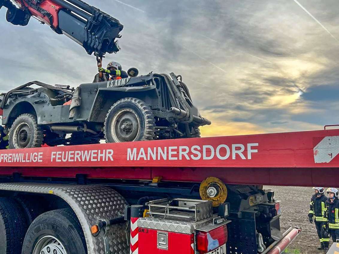 Tödlicher Unfall in Hof am Leithagebirge (NÖ) am 1. Mai: Bei einem Ausflug mit einem alten U.S. Army-Jeep kam es zum Überschlag. Eine Person wurde dabei getötet, drei Erwachsene und ein Kind (8) zum Teil schwer verletzt.