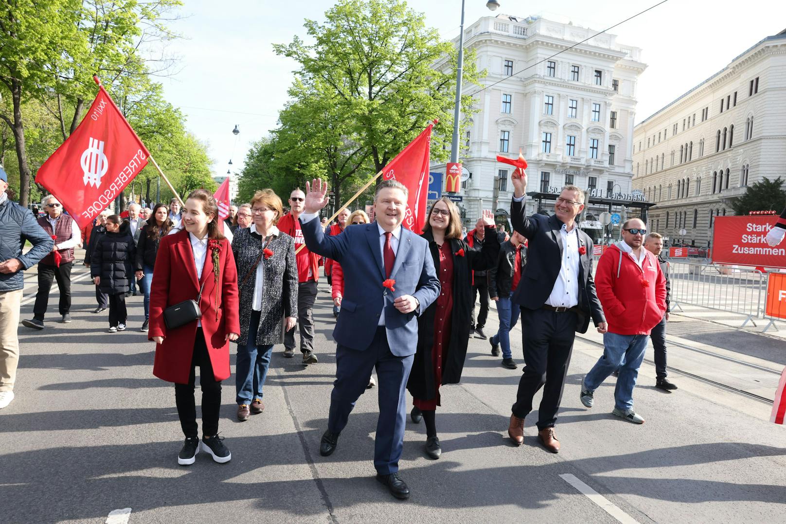 Bei seiner traditionellen Rede am 1. Mai sprach Wiens Bürgermeister <a data-li-document-ref="100267672" href="https://www.heute.at/s/fpoe-anfrage-an-ludwig-unisex-wcs-fuers-rathaus-100267672">Michael Ludwig</a> an die Genossen. Dabei kam es auch zu einem unüblichen Versprecher.