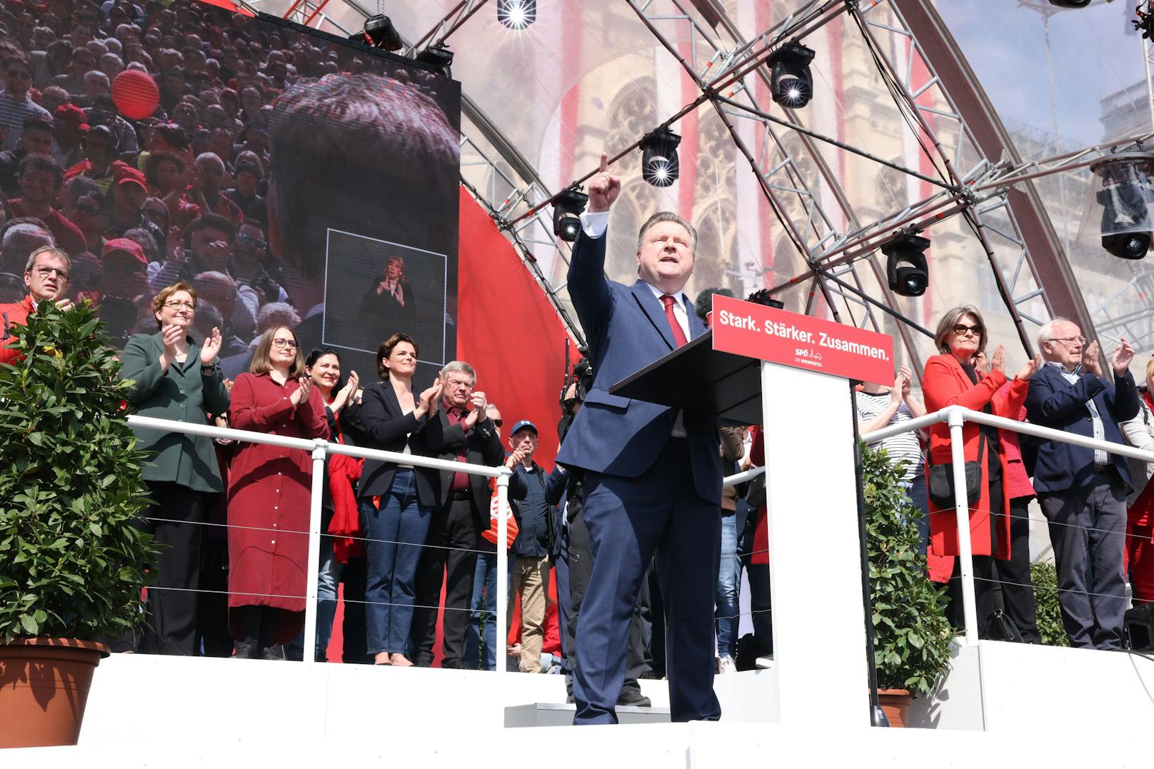 Bei seiner traditionellen Rede am 1. Mai sprach Wiens Bürgermeister <a data-li-document-ref="100267672" href="https://www.heute.at/s/fpoe-anfrage-an-ludwig-unisex-wcs-fuers-rathaus-100267672">Michael Ludwig</a> an die Genossen. Dabei kam es auch zu einem unüblichen Versprecher.