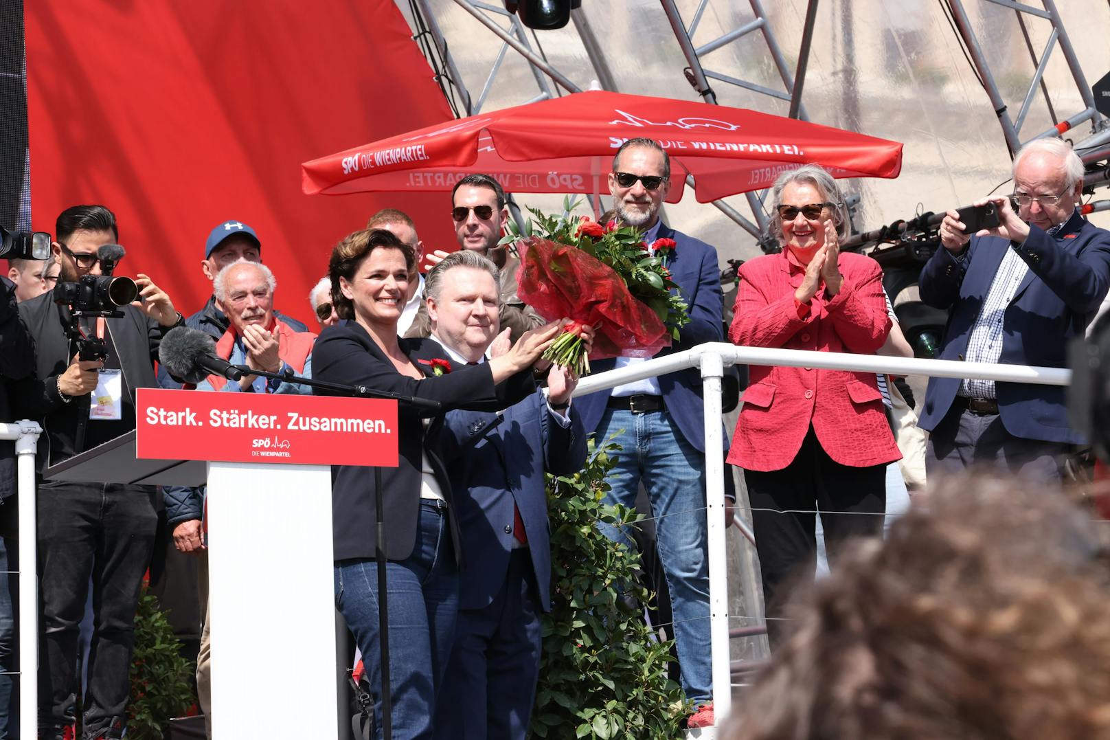 Bei seiner traditionellen Rede am 1. Mai sprach Wiens Bürgermeister <a data-li-document-ref="100267672" href="https://www.heute.at/s/fpoe-anfrage-an-ludwig-unisex-wcs-fuers-rathaus-100267672">Michael Ludwig</a> an die Genossen. Dabei kam es auch zu einem unüblichen Versprecher.