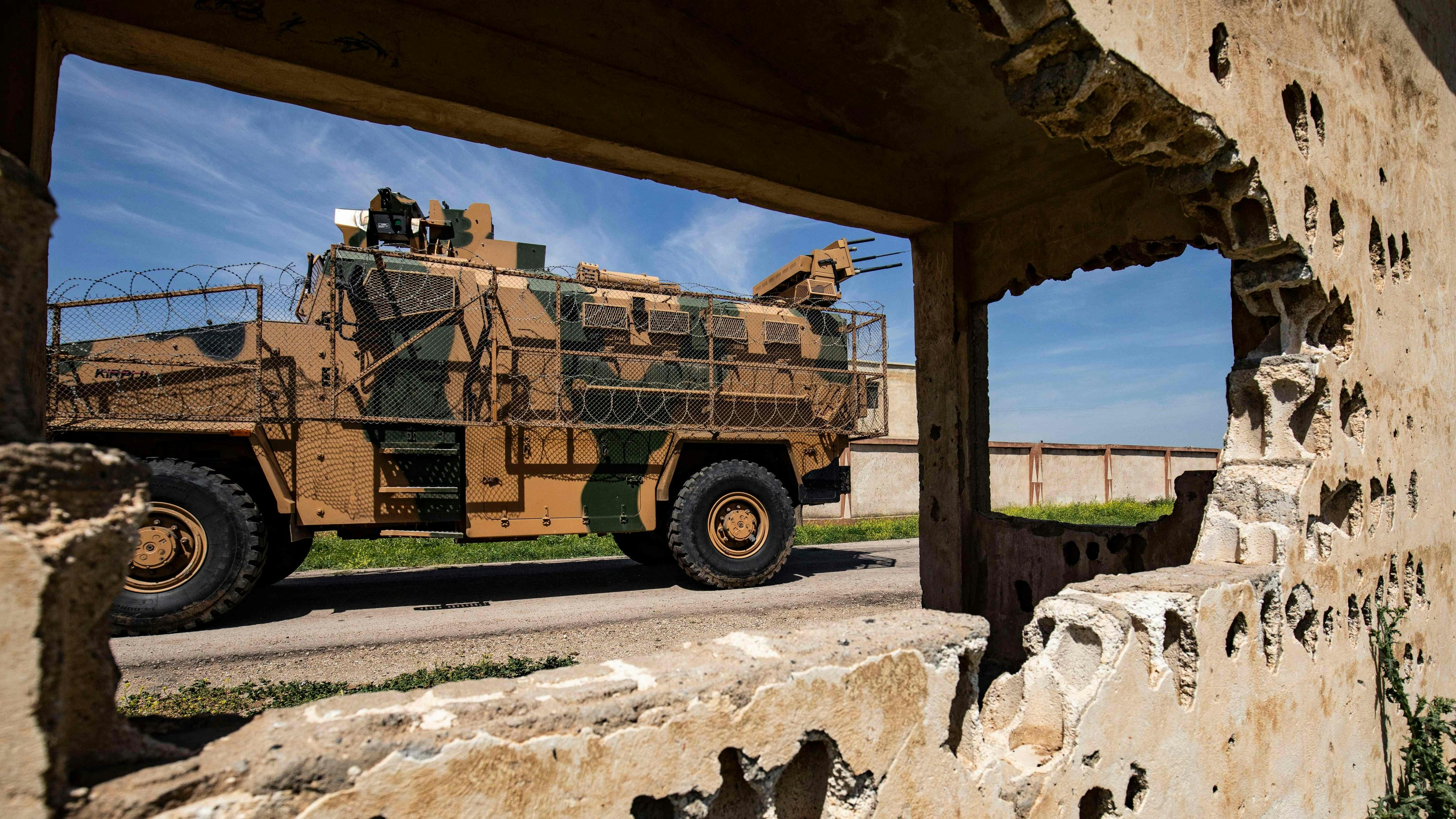 Download von www.picturedesk.com am 01.05.2023 (08:46).  An army vehicle drives past the ruins of a building during a Turkish and Russian military patrol in the countryside of Rumaylan (Rmeilan) in Syria's northeastern Hasakeh province bordering Turkey, on April 27, 2023. (Photo by Delil souleiman / AFP) - 20230427_PD4928 - Rechteinfo: Rights Managed (RM) Nur für redaktionelle Nutzung! Werbliche Nutzung erfordert Freigabe: bitte schicken Sie uns eine Anfrage.