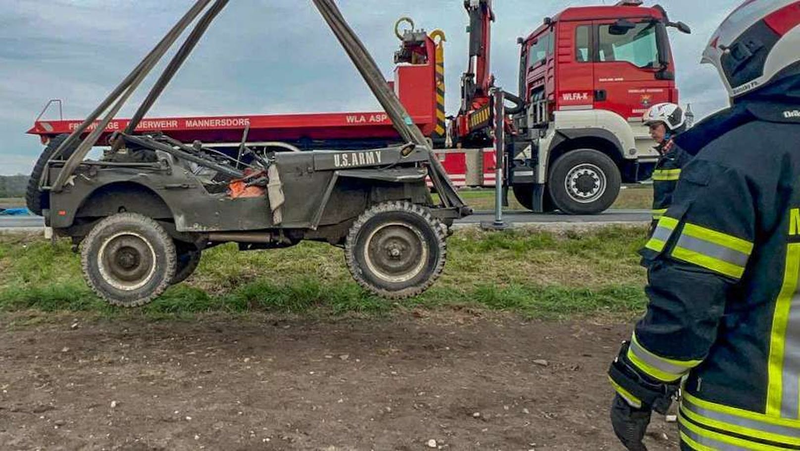 Tödlicher Unfall in Hof am Leithagebirge (NÖ) am 1. Mai: Bei einem Ausflug mit einem alten U.S. Army-Jeep kam es zum Überschlag. Eine Person wurde dabei getötet, drei Erwachsene und ein Kind (8) zum Teil schwer verletzt.