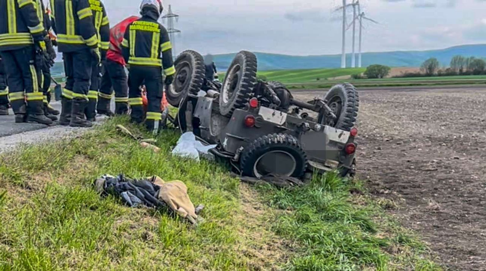 Tödlicher Unfall in Hof am Leithagebirge (NÖ) am 1. Mai: Bei einem Ausflug mit einem alten U.S. Army-Jeep kam es zum Überschlag. Eine Person wurde dabei getötet, drei Erwachsene und ein Kind (8) zum Teil schwer verletzt.